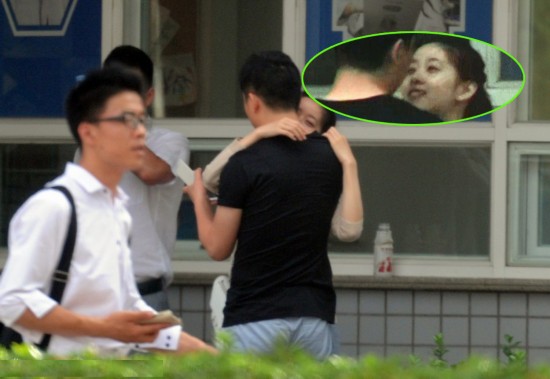 刘强东带奶茶妹看牙　当街秀恩爱羡煞旁人