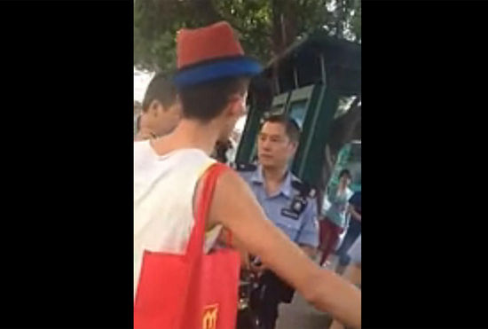 深圳两男子当街吵 小红帽男系同性恋频爆雷人言语