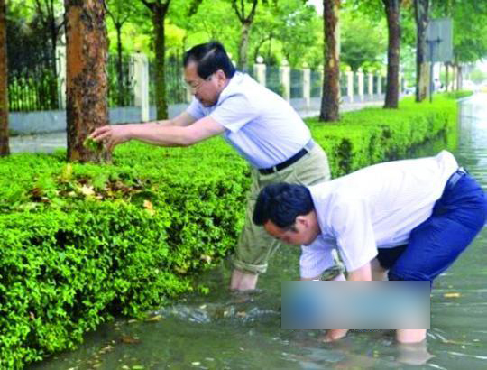  2011年，曾有网友偶遇其赤脚排涝。当时一位叫“小桥流水人家”的网友发帖称，“在郑东新区商务外环路和祭城路有大量积水，我凑热闹拍了张照片，看到有两人在排水口处用手捞树叶杂物，可能是为了让下水道更加畅通。大家仔细看一下，这个赤脚戴眼镜的中年人是吴天君。”