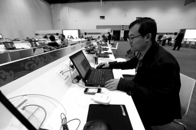 记者使用新闻中心提供的电脑工作。京华时报记者王海欣摄