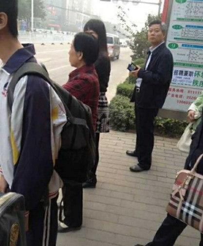 10月10日,有网友在公交站偶遇渭南市委书记徐新荣正在等公交车,并配发徐新荣在公交站牌旁的照片。