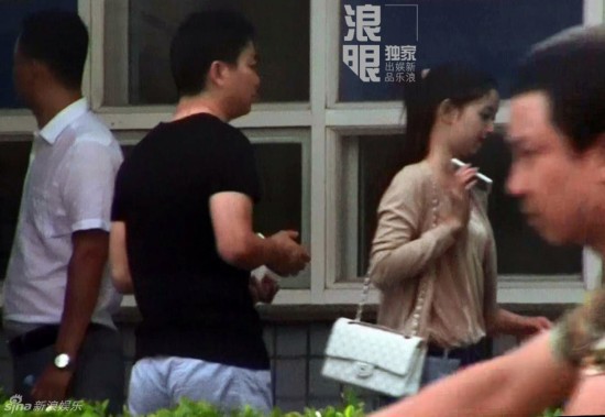 刘强东带奶茶妹看牙