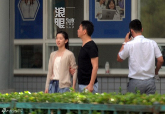 刘强东带奶茶妹看牙