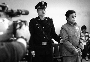 《乡村爱情》制片人因欠外债扬言炸掉古玩城受审