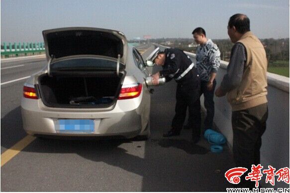 高速路上油耗尽车抛锚 求助民警雪中送炭