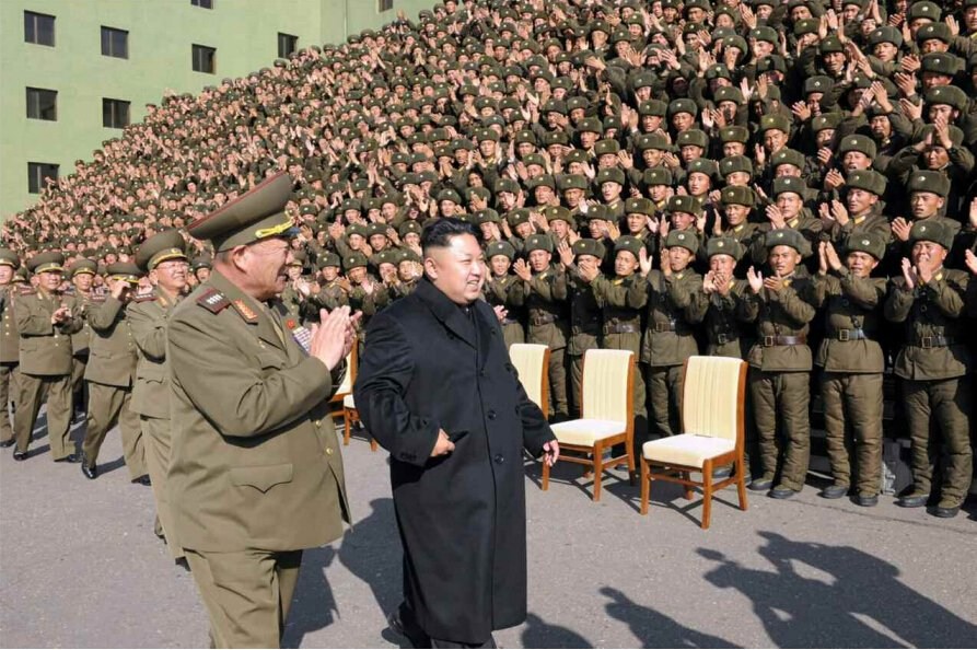 金正恩同朝鲜人民军合影 不再拄拐