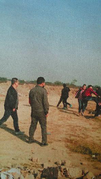 黑渣土车暴力抗法 北辰村党支部书记“下令”铐民警