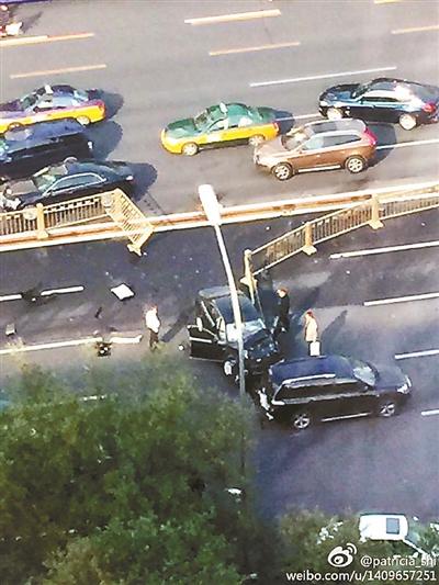 黑色奥迪撞开“黄金护栏” 车头损毁无人伤亡