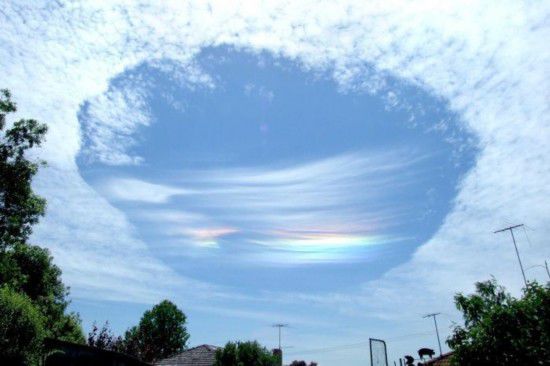 维多利亚东部天空出现罕见巨型雨幡洞云