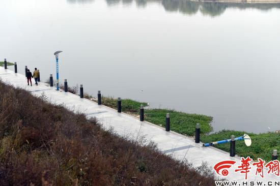 灞河边大理石护栏遭人硬生生用脚踢坏