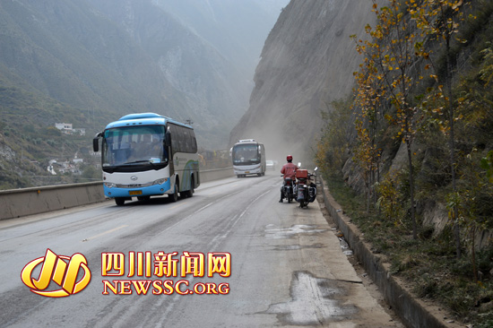 茂县塌方 路段采取间断性施工和放行保证安全畅通