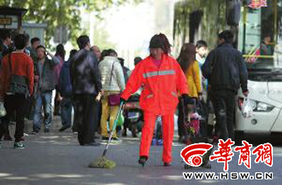 星火路一女保洁员边听音乐边扫地 穿高跟鞋化着妆