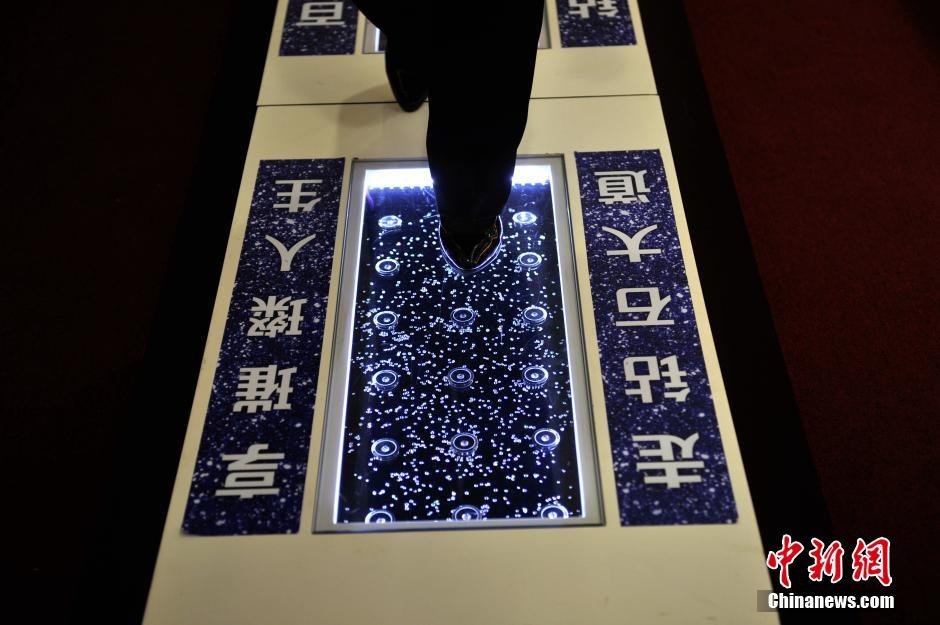 昆明商家搭建“钻石大道”搞促销 价值超过亿元