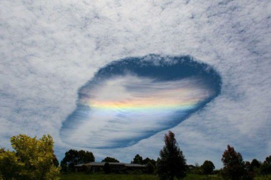 维多利亚东部天空出现罕见巨型雨幡洞云