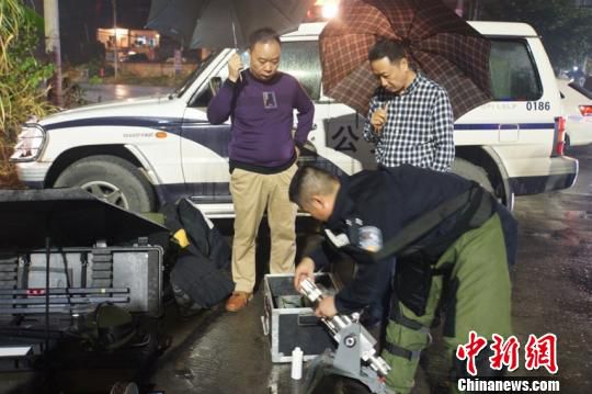 男子公交上抱疑似爆炸物 警方穿防爆服后谨慎排除