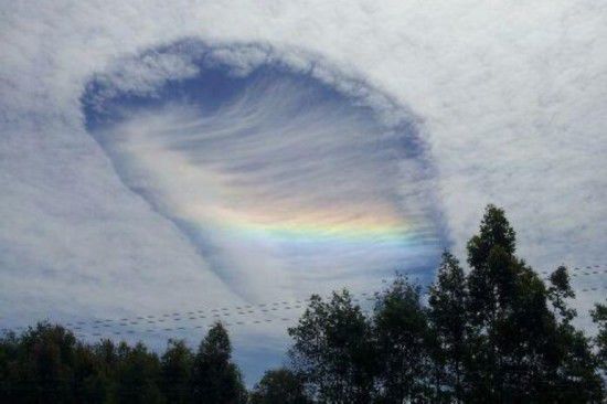 维多利亚东部天空出现罕见巨型雨幡洞云