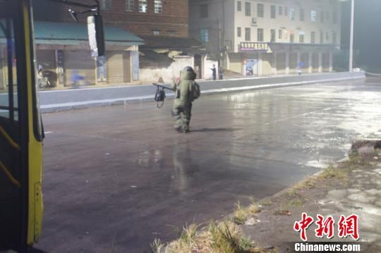 广东韶关一男子公交车上抱疑似爆炸物 警方成功排除