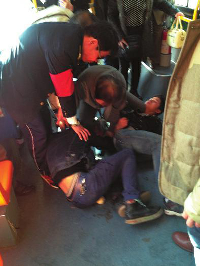 俩小偷公交上行窃后欲逃跑 乘客包子豆浆砸向小偷