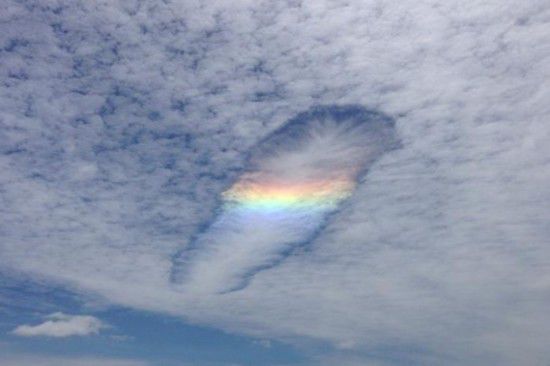 维多利亚东部天空出现罕见巨型雨幡洞云