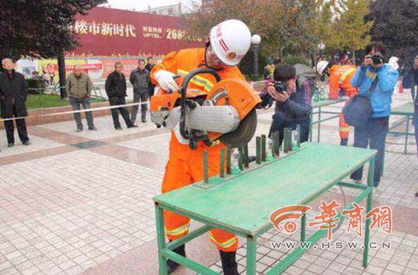 渭南消防官兵晒技能 灯泡上切铁丝引赞叹