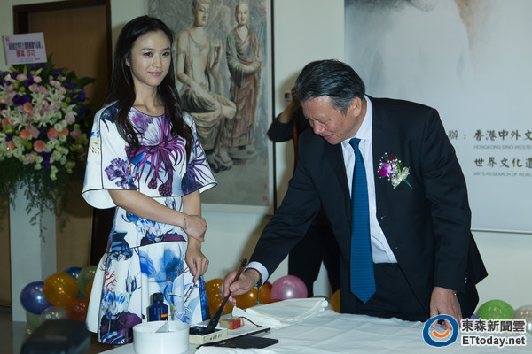 汤唯为父亲画展站台 不愿接受采访引发冲突