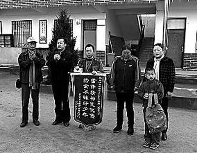 8岁男童捡包后交到警察叔叔手里面 包内装10万财物
