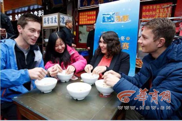 掰馍大赛引来