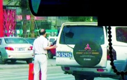 驾公车探情妇副局长被曝光 年轻情妇明显已怀孕(图)