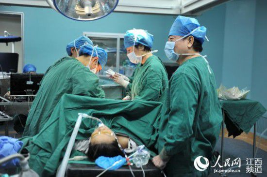 南大二附院对廖金香会诊后决定6日对其进行破腹产手术。图为手术中。