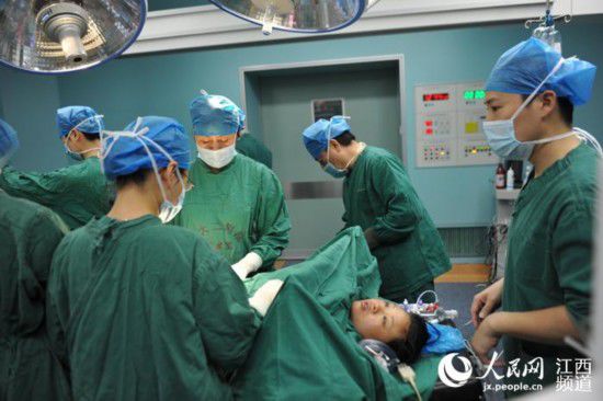 南大二附院对廖金香会诊后决定6日对其进行破腹产手术。图为手术中。