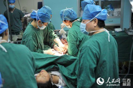 廖金香顺利产下一名4.4斤重的女婴。