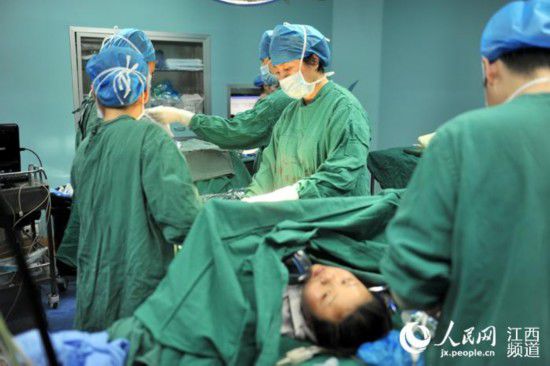 南大二附院对廖金香会诊后决定6日对其进行破腹产手术。图为手术中。