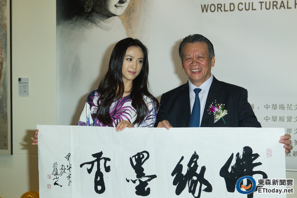 汤唯为父亲画展站台 不愿接受采访引发冲突