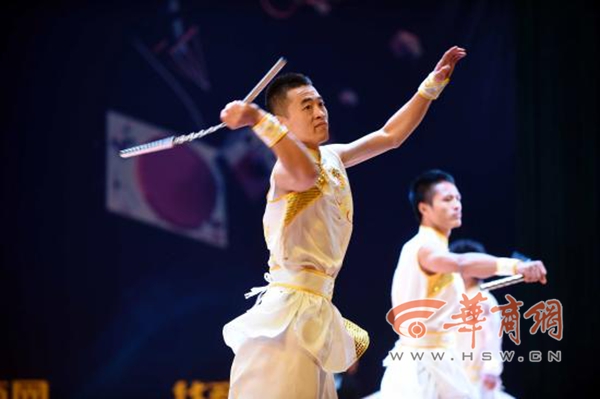 大学生社团文化节走进体院 跑酷、瑜伽表演齐上阵