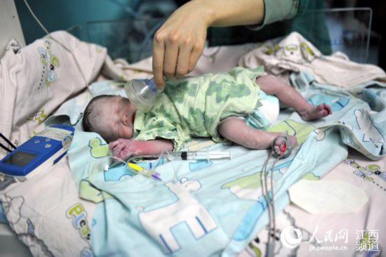 廖金香顺利产下一名4.4斤重的女婴。