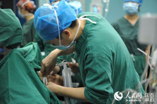 南大二附院对廖金香会诊后决定6日对其进行破腹产手术。图为手术中。