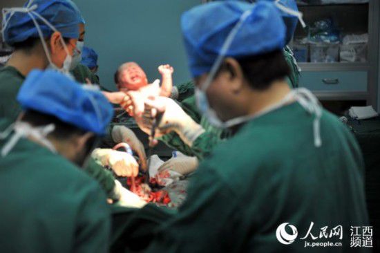 廖金香顺利产下一名4.4斤重的女婴。