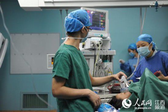南大二附院对廖金香会诊后决定6日对其进行破腹产手术。图为手术中。