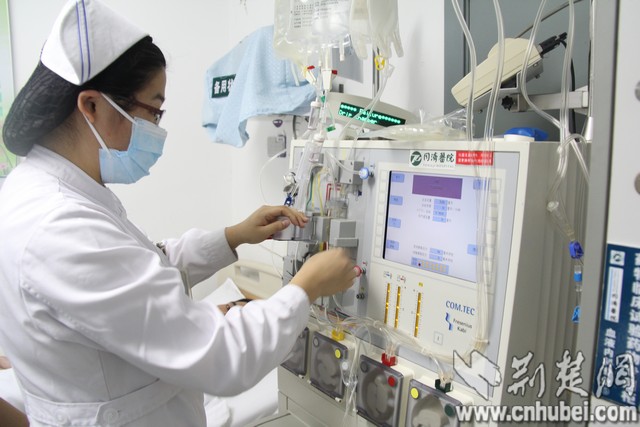 护士正在调整捐髓设备参数值。