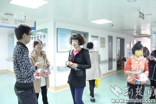 学校的老师和同学在房间外等待李炳昊捐骨髓设备安装好。
