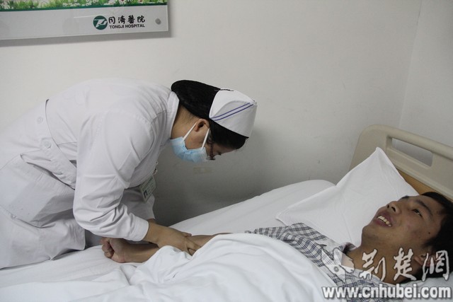  护士连接动静脉导管，李炳昊现场还是有些小紧张，在场的朋友、医护人员都在鼓励他。