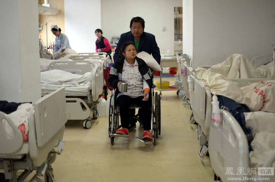 廖金香的爱人徐保龙说，自己已负债累累，孩子出生后也需要一大笔费用，希望爱心人士伸出援助之手。廖金香的丈夫表示，无论多艰难，都不会放弃妻子和即将出生的孩子。据专家意见，尿毒症是妊娠的禁忌症，尿毒症患者怀孕会给母亲自身和胎儿带来很大甚至是致命的危险，而且也不利于优生优育。图为做完血透后，丈夫徐保龙推着廖金香回病房。