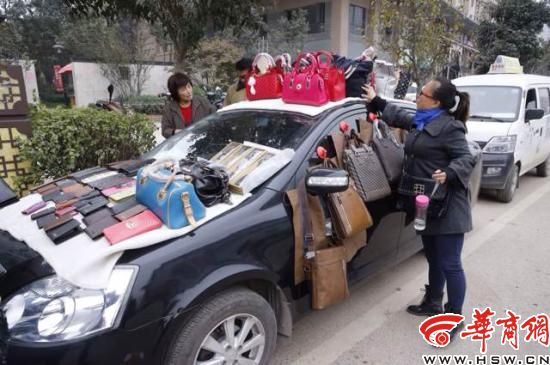 小贩卖包有方 车身贴满吸盘挂钩成展柜