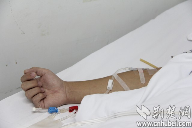  李炳昊的血在导出时，原本握紧的双拳也慢慢的松开了。