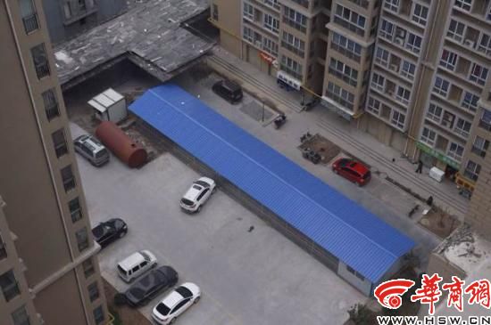 君悦华府小区楼前建车棚 挡了门面房生意