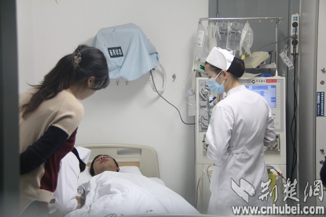 老师正透过窗户静静的看着捐髓室里的李炳昊。