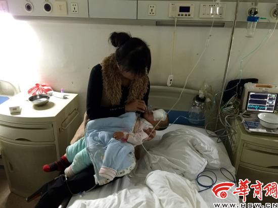 一岁女童正学走路 被公鸡啄伤致眼球破裂