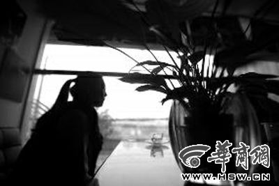 女子称被银行处长非礼 拿纸擦酒时对方动手动脚