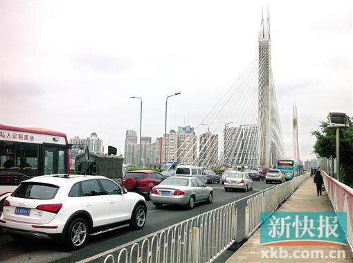 男子爬上桥顶僵持40小时不下跳 致大桥拥堵2天