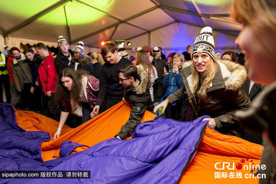 英国伦敦制作世界最大睡袋 长20米可同时容纳100人(高清组图)